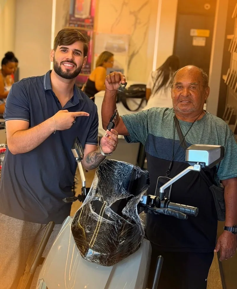 Cliente recebendo as chaves da moto elétrica na Gêmeos Motors