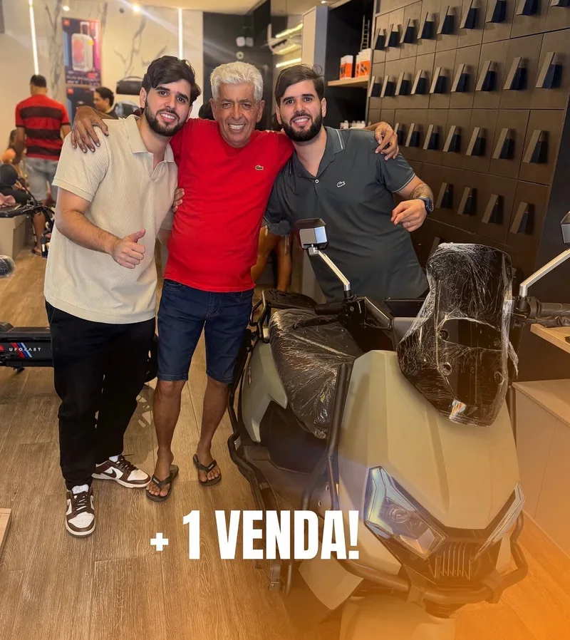 Clientes celebrando a compra de uma moto elétrica